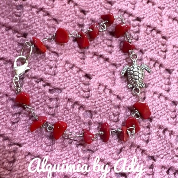 Alquimia Jewelry - Coral silver turtle charm adorned bracelet